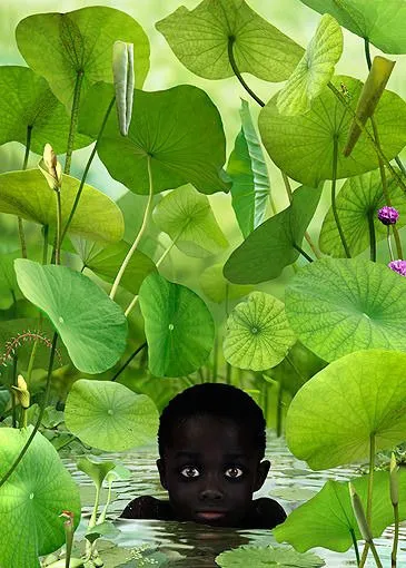Criança negra com a água até o queixo, cercada por grandes folhas verdes de plantas aquáticas