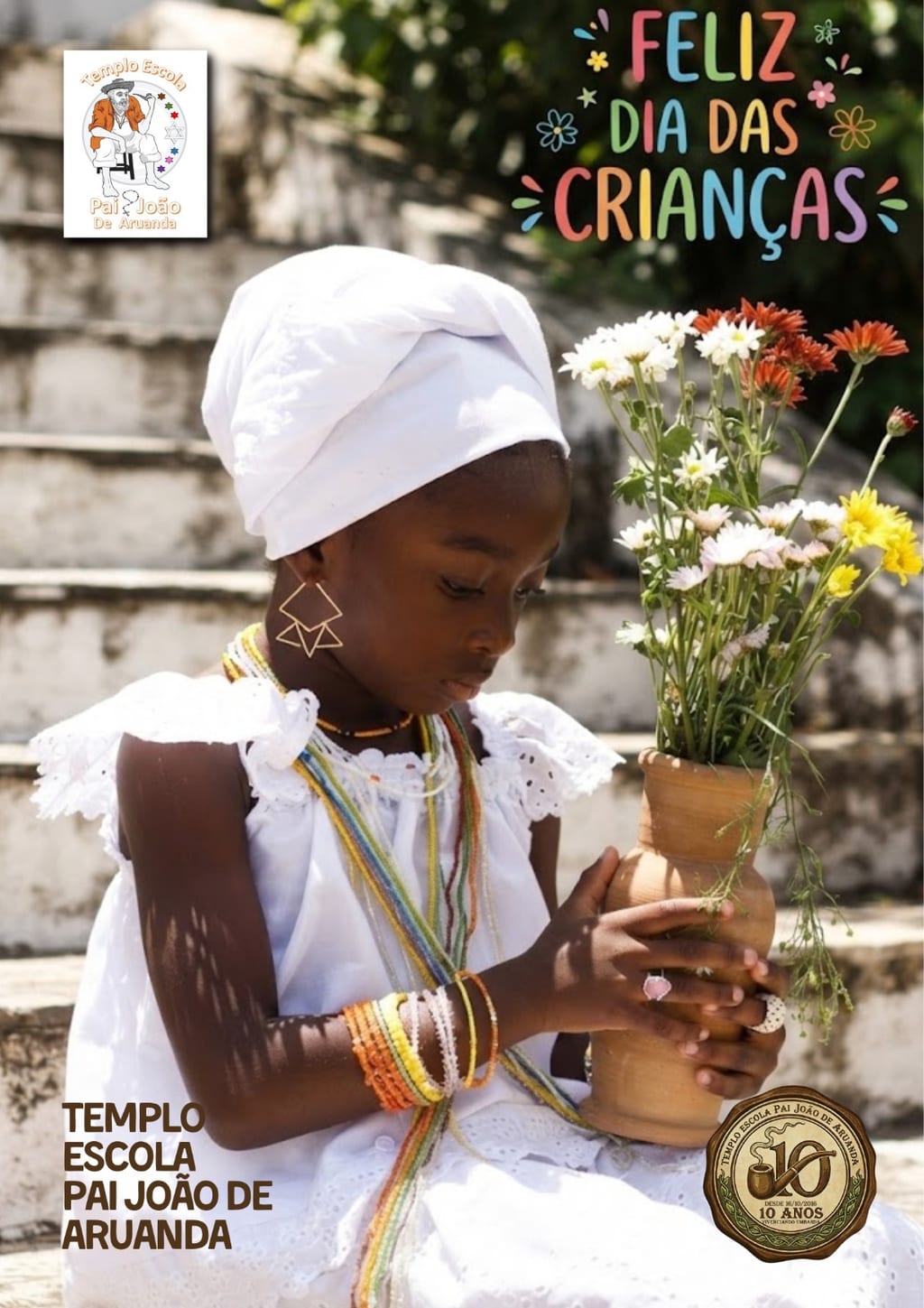 Card do Dia das Crianças: uma menina de branco, com turbante e fios de contas, segura um vaso de barro com flores. Feliz Dia das Crianças!